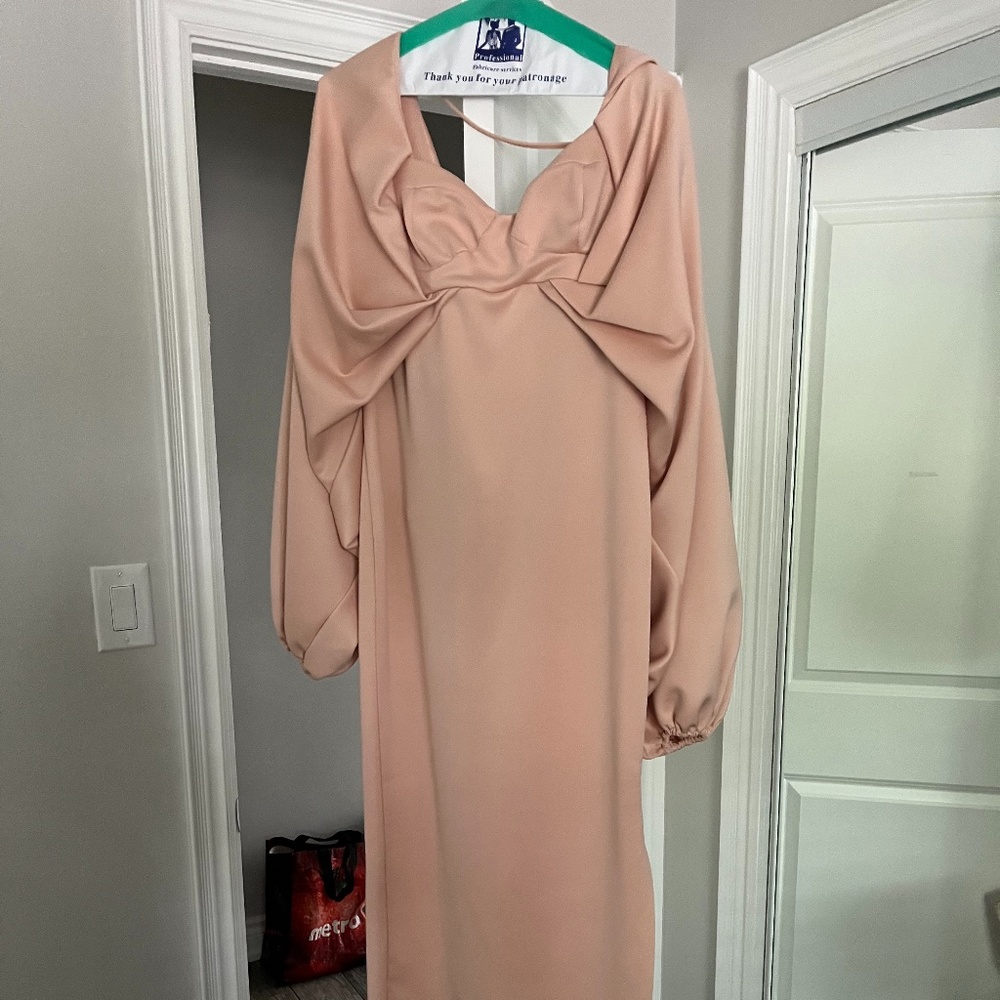 Maternity batwing sweetheart neck body-conscious midi dress in light tan/pink